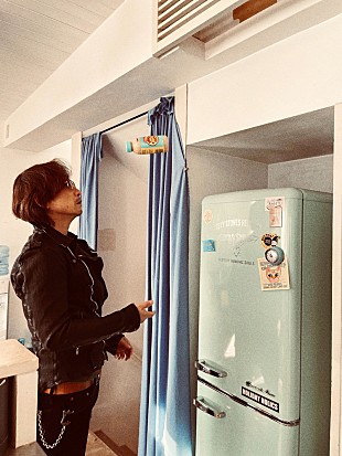 「浅井健一、自らセレクトしたベストアルバム『WHO IS BENZIE？』リリース決定」