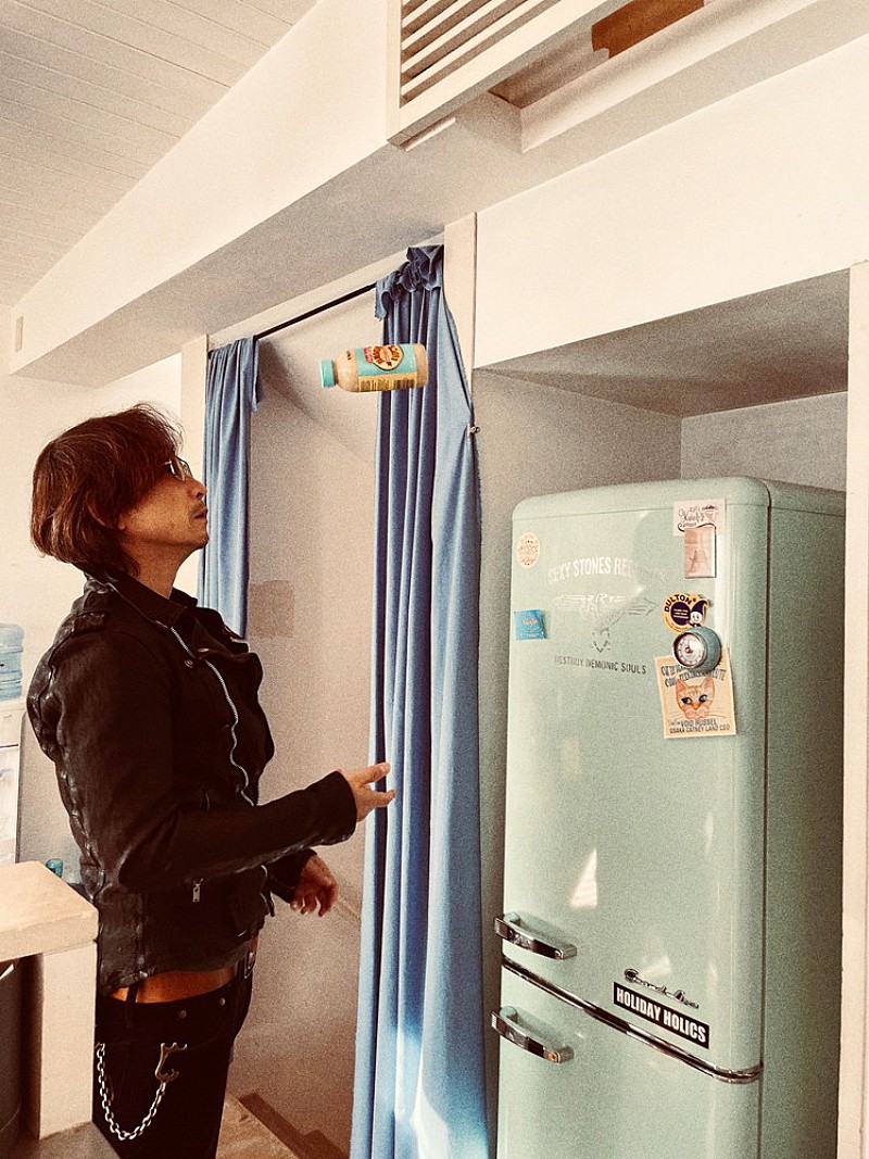 浅井健一、自らセレクトしたベストアルバム『WHO IS BENZIE？』リリース決定