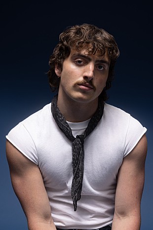 「ベンソン・ブーン、新曲「Sorry I’m Here For Someone Else」公開」