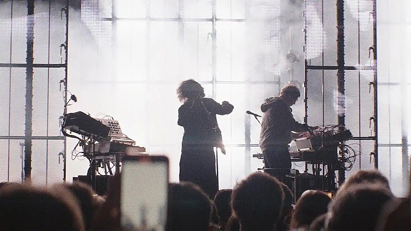 「トム・ヨーク×マーク・プリチャードのコラボ曲「BACK IN THE GAME」パフォーマンス映像公開」1枚目/2