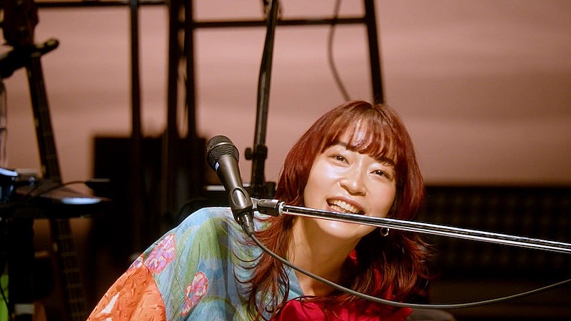 ヒグチアイ、東京国際フォーラムワンマンより「かぞえうた」「黒い影」ライブ映像公開 