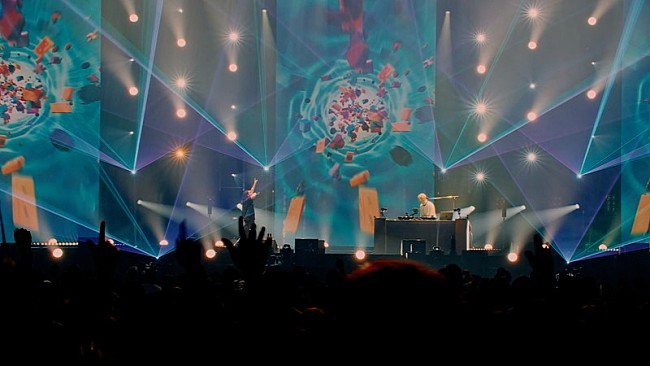 「Creepy Nuts、代々木第一体育館公演より「二度寝」ライブ映像を公開」1枚目/5