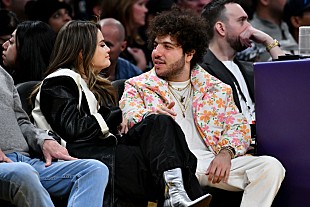 「ベニー・ブランコ、婚約者セレーナ・ゴメスとの交際を通じて“真のスウィフティー”になったと語る」