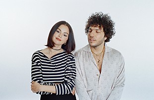 「セレーナ・ゴメス＆ベニー・ブランコ、「Younger And Hotter Than Me」MV＆ビハインド映像公開」