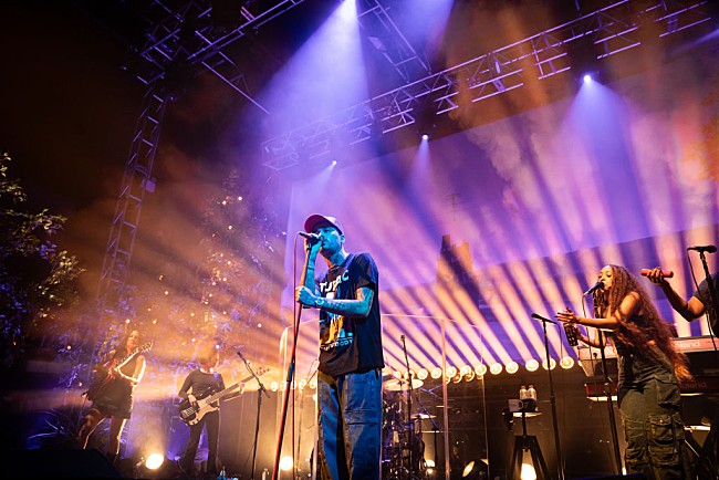 「ゼイン・マリク、1D脱退から10年で初めてグループの楽曲をパフォーマンス」1枚目/1