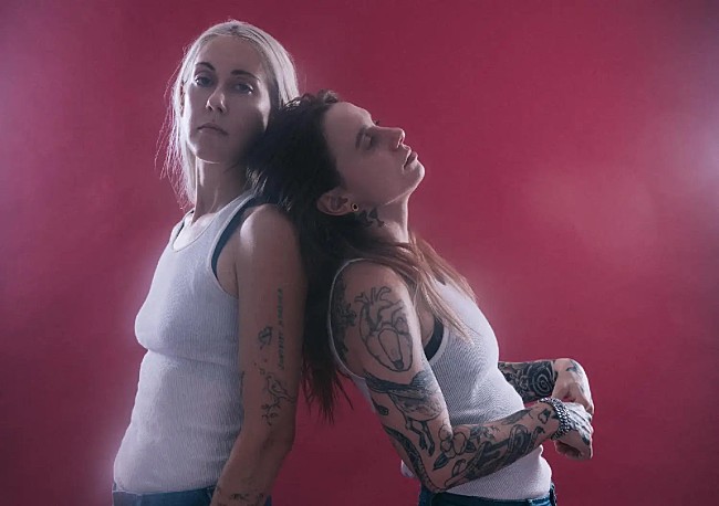 「ジュリアン・ベイカー＆トーレス、新曲「Dirt」のMV公開」1枚目/2