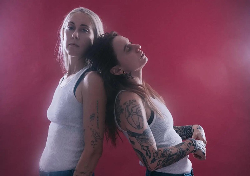 ジュリアン・ベイカー＆トーレス、新曲「Dirt」のMV公開