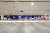 「『Adoのベストアドバム』全長22mの屋外広告、絵師25名がMV登場人物たちを描く」1枚目/5