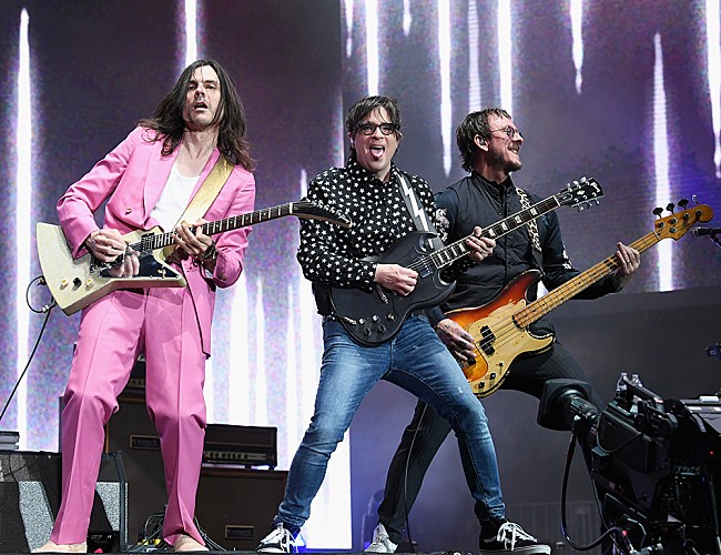 「ウィーザー、ベーシストの妻の逮捕後も【コーチェラ】出演に変更なし」1枚目/1