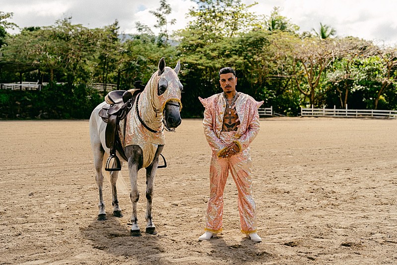 ラウ・アレハンドロ、新曲「Carita Linda」MVでプエルトリコの豊かな文化をオマージュ 