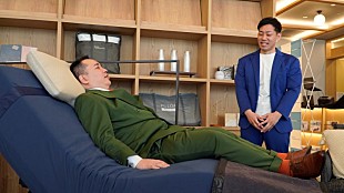 「ミルクボ－イが眠りの悩み告白、オリジナルネタも パラマウントベッドの大阪ギャラリ－お披露目に登場」