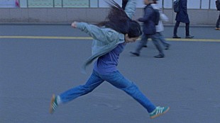 「あいみょんが“都内を走り回る”、「君の夢を聞きながら、僕は笑えるアイデアを！」MV公開」