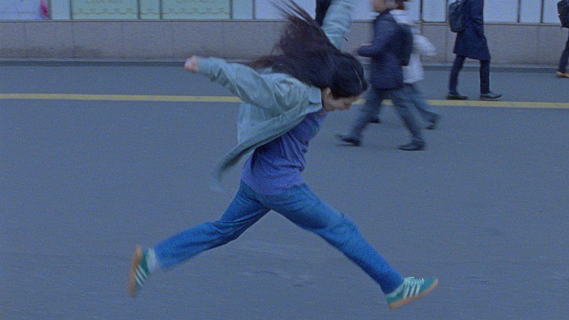 あいみょんが“都内を走り回る”、「君の夢を聞きながら、僕は笑えるアイデアを！」MV公開