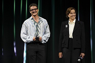 「『スタ－・ウォ－ズ／マンダロリアン・アンド・グロ－グ－』　ペドロ・パスカルとシガニ－・ウィ－バ－がサプライズで登壇」