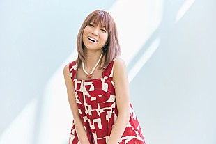 「hitomi、アコースティック・ライブ開催決定　小室哲哉／高橋尚子らからのお祝いコメントも」