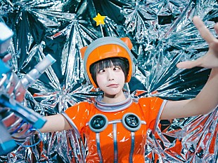 「ano、劇場版『僕とロボコ』主題歌のMVメイキング映像を公開」