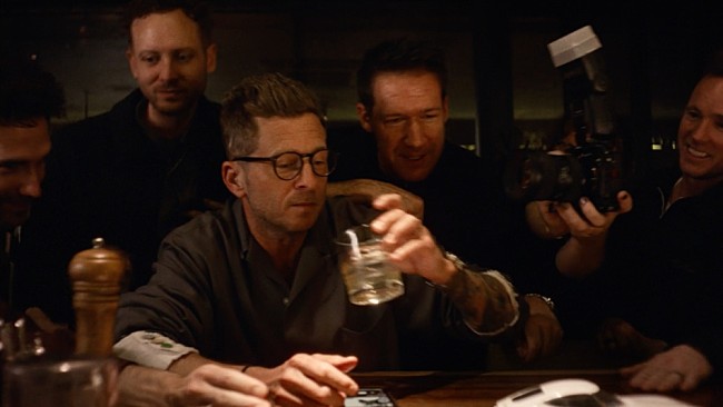 「ワンリパブリック、 「保科の休日」EDテーマ「Invincible (from 怪獣８号)」の東京で撮影されたMV解禁」1枚目/3