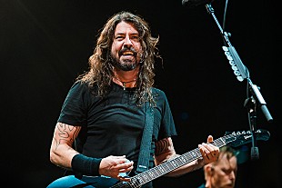 「【コーチェラ2025】デイヴ・グロール、LAフィルと共演し「Everlong」のオーケストラ・バージョンを披露」