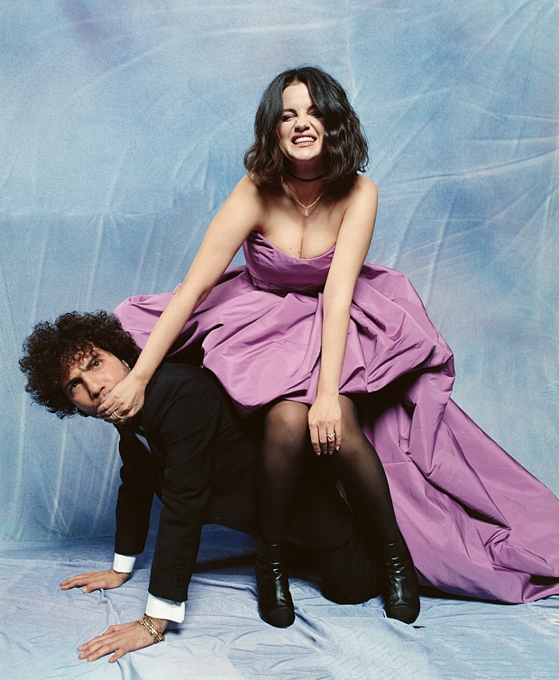 セレーナ・ゴメス＆ベニー・ブランコ、コラボALのDX版配信＆プロムがテーマの新曲「Talk」MV公開