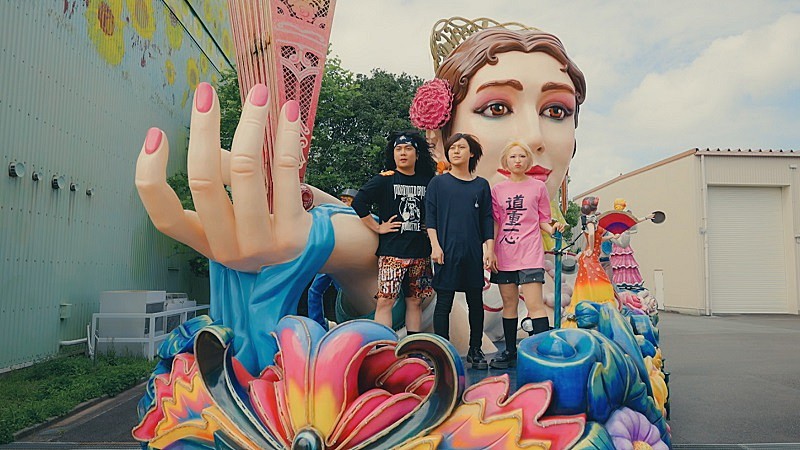 ヤバイTシャツ屋さん、志摩スペイン村でのワンマンだからこそ実現したユニークなライブ映像公開