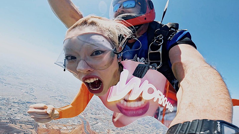 「『ちゃんみな - WORK HARD （Official Music Video）』」2枚目/4