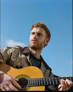 「トム・ミッシュ、新曲「Red Moon」で恋心を切なく歌い上げる」