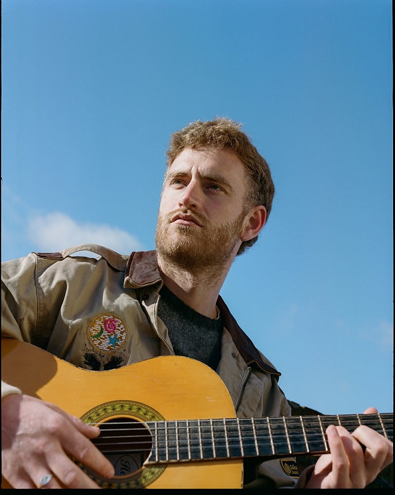 「トム・ミッシュ、新曲「Red Moon」で恋心を切なく歌い上げる」1枚目/2