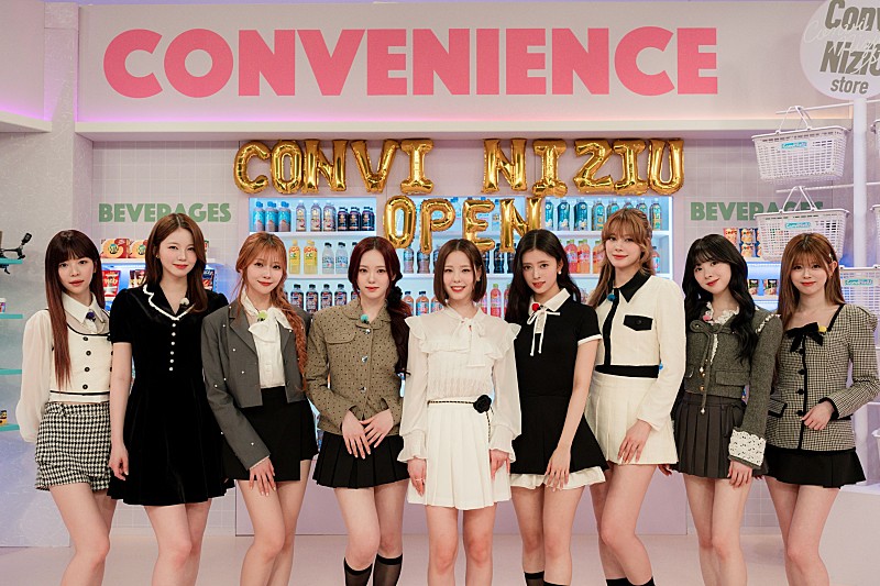 NiziUの最新YouTubeコンテンツ『ConviNiziU store』、幾田りら／Stray KidsのBang Chan＆HANら登場