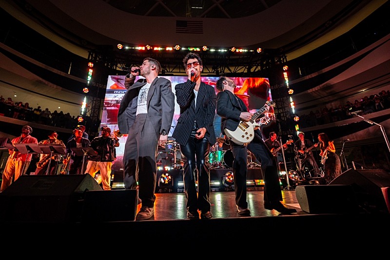 ジョナス・ブラザーズ、カリフォルニア ディズニーランド・リゾート70周年テーマ曲「Celebrate Happy」リリック・ビデオ解禁 