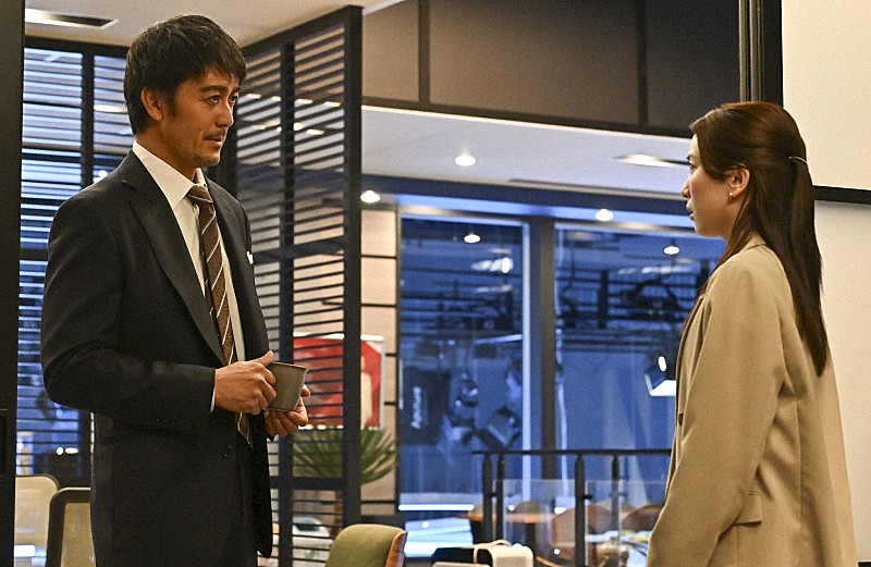 「日曜劇場「キャスタ－」「幼稚園で習わなかったのか。人のものを取ってはいけないと」「悲劇のヒロインとして同情したかと思えば、今度はうそつきと一斉に非難する」」1枚目/1