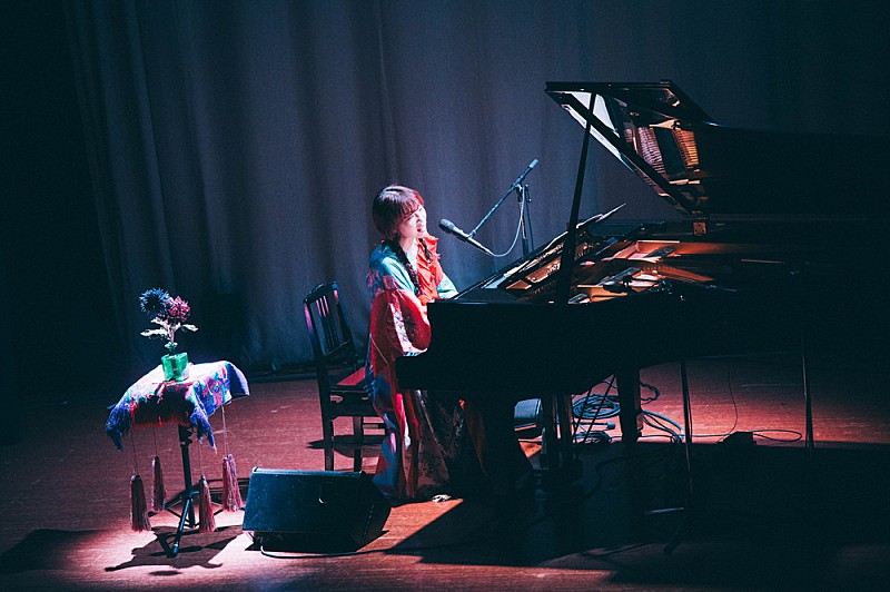 ＜ライブレポート＞ヒグチアイ「元気じゃなくてもまた会いましょう」、ピアノ弾き語りで届けた“あなた”への歌