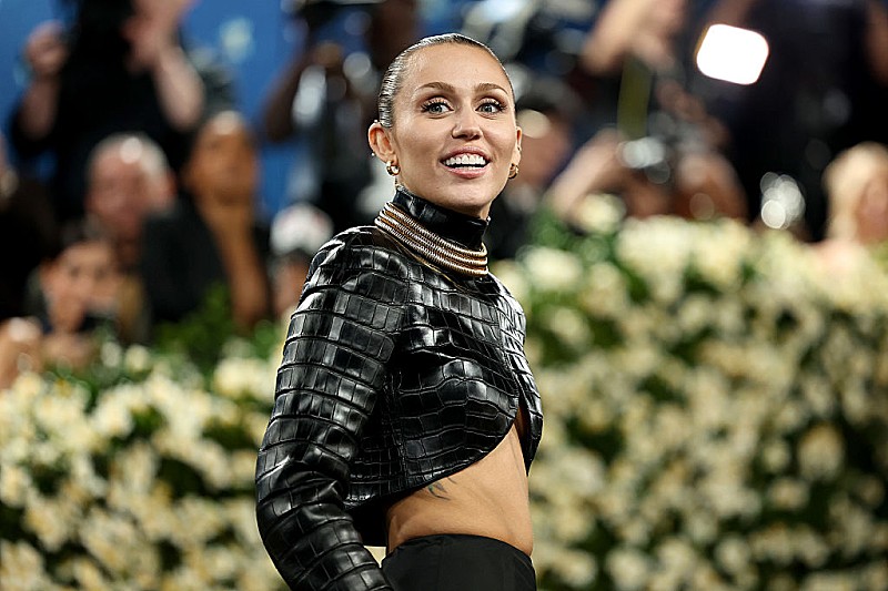 「マイリー・サイラス、酒/薬物を断ち続ける意味&【グラミー賞】受賞が“癒やし”になった理由について語る」1枚目/1