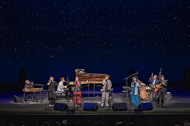 「＜ライブレポート＞佐藤竹善【Cross Your Fingers 25】小野リサ／斉藤由貴らと名曲が織りなすシナジー「みんな良い顔してる！」」1枚目/16