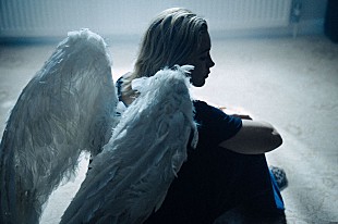 「ヤングブラッド、新曲「ゾンビ」のMV公開　フローレンス・ピュー出演」