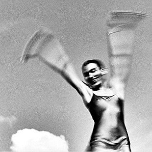 「オリヴィア・ディーン、現代の複雑な恋愛をテーマにした新曲「Nice To Each Other」公開」