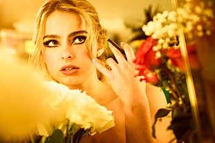 「アディソン・レイ、デビューALより「タイムズ・ライク・ディーズ」のMV公開」