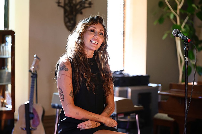 マイリー・サイラス、MVでマドンナと泥レスリングする予定だったもののレーベルに却下されたと明かす