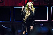 「アヴリル・ラヴィーン、元夫デリック・ウィブリーとサム41「In Too Deep」披露」1枚目/1