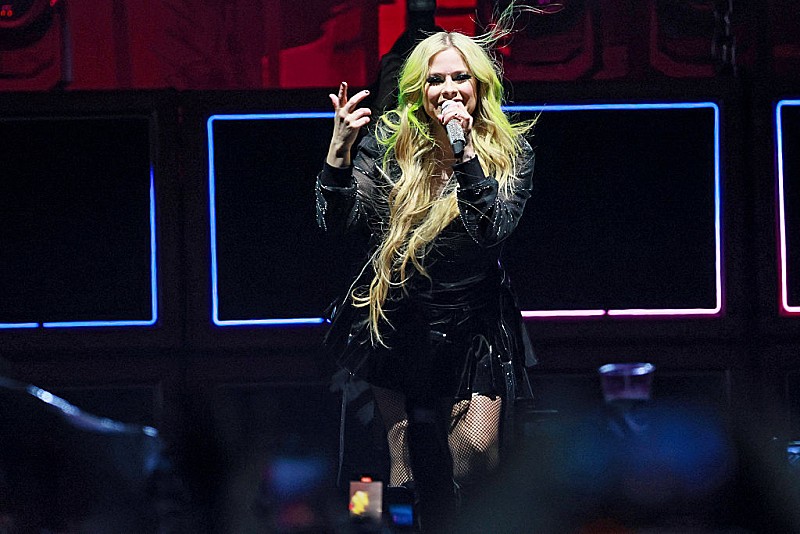 「アヴリル・ラヴィーン、元夫デリック・ウィブリーとサム41「In Too Deep」披露」1枚目/1