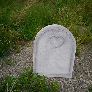 「Mega Shinnosuke、“愛の先にある孤独”を描いた新曲「白い墓」配信決定」