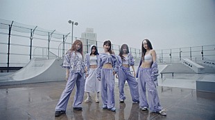 「LE SSERAFIM、自然体で爽やかな「DIFFERENT」パフォーマンス映像を公開」