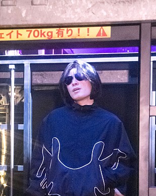 「星野源の“盟友”ニセ明、メジャーデビューシングル『Fake』配信＆MV公開」