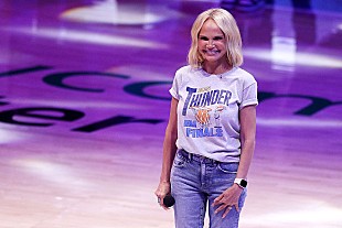 「クリスティン・チェノウェス、地元チームが出場の【NBAファイナル】第7戦で国歌独唱」