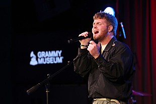 「アレックス・ウォーレン、ビリー・アイリッシュに楽曲を書いたが彼女は“絶対にやってくれないだろう”と語る」