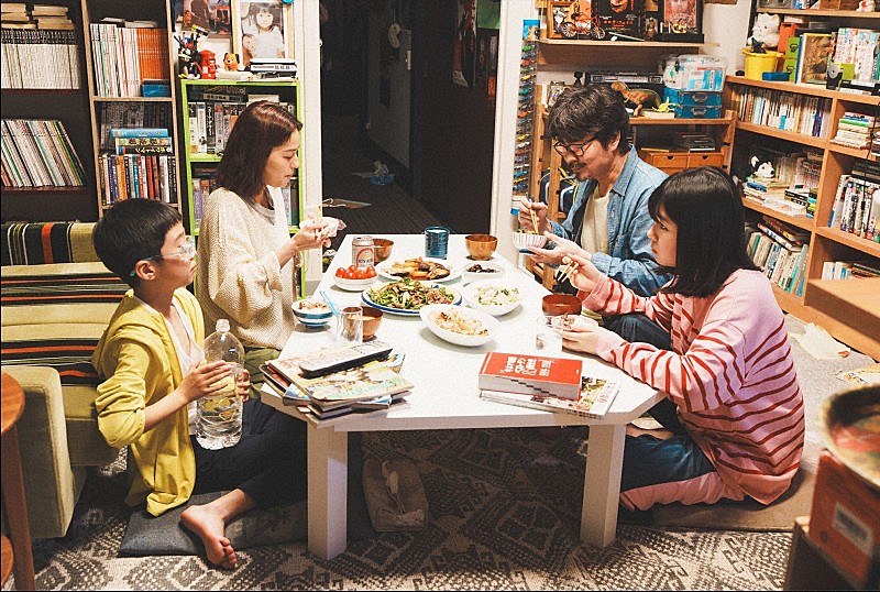 「「こんばんは、朝山家です。」「イライラするけど面白い」「足立さん。このドラマのこともエゴサしているのかな」」1枚目/1