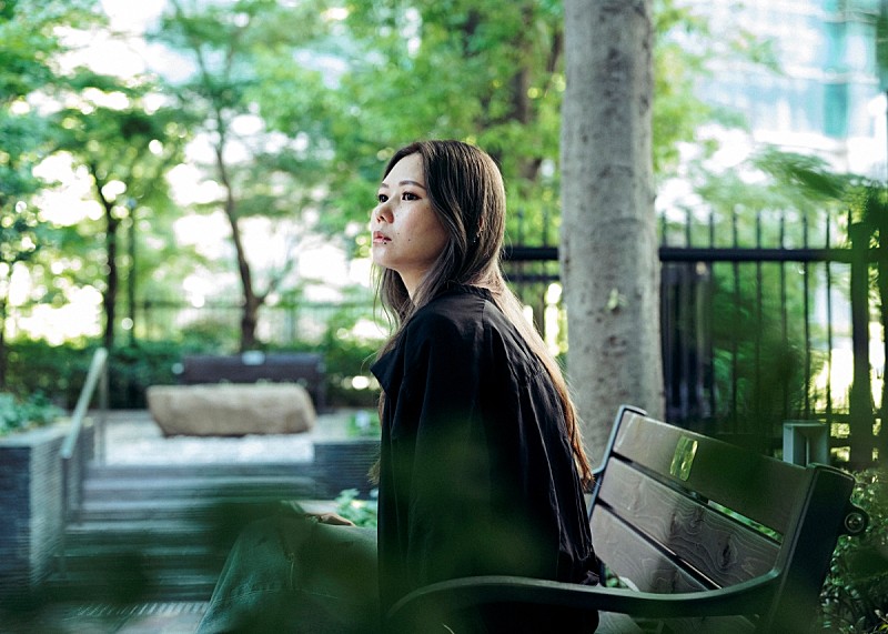 ＜わたしたちと音楽 Vol. 60＞金原ひとみが語る、時代の変化の中で言葉を発信すること