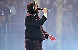 「バッド・バニー、新曲「NUEVAYol」MVで移民支援のメッセージ「力を合わせれば、私たちはより強くなる」」