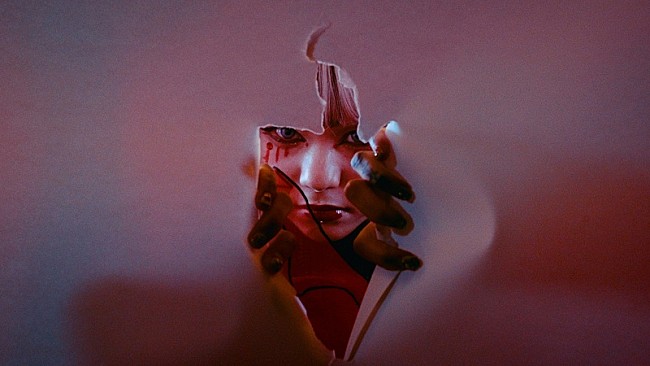 「4s4ki、赤い宝石＆異世界をテーマにした「演者」MV公開　アニメ『強くてニューサーガ』OPテーマ」1枚目/4