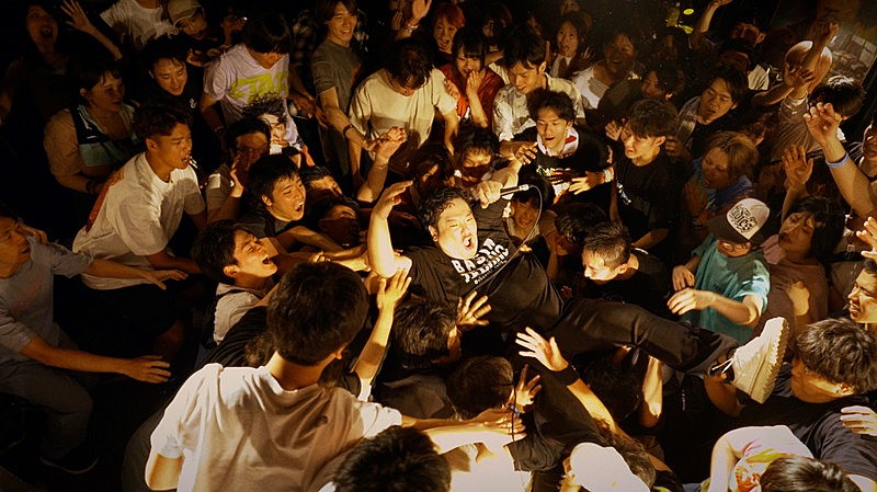 岡崎体育、dustboxと共演する「Suffer」MVは寿司くん監督