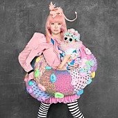 「きゃりーぱみゅぱみゅ、 実の子と新曲「KURU KURU HARAJUKU」で初共演」1枚目/2